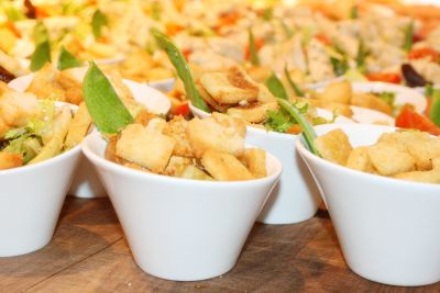 Italienischer Brotsalat mit Basilikum und Pinienkernen