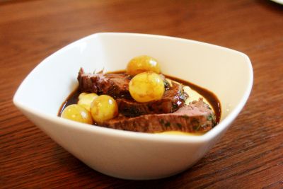 Hirschfilet auf Kartoffel-Sellerie-Pree mit Weintrauben 