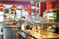 Salatbar und im Hintergrund Kuchen & Ses
